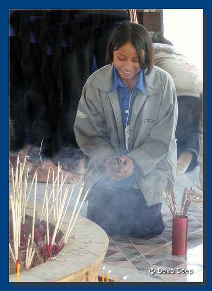 Sala Kaew Ku Girl praying 20031224